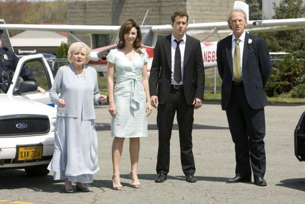 Craig T. Nelson, Ryan Reynolds, Mary Steenburgen, and Betty White in La proposición (2009)