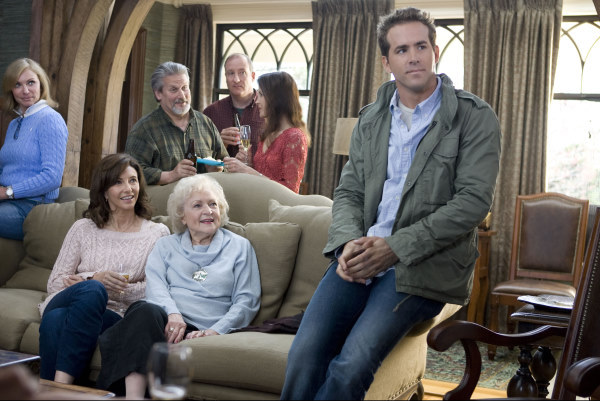 Ryan Reynolds, Mary Steenburgen, and Betty White in La proposición (2009)