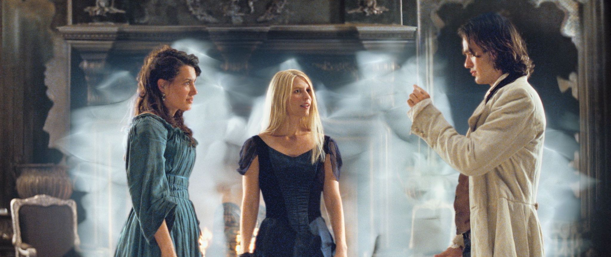 Claire Danes, Kate Magowan, and Charlie Cox in Stardust, le mystère de l'étoile (2007)