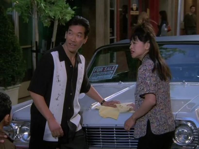 Peter Kwong and Lauren Tom in Mi esposa y mis hijos (2000)