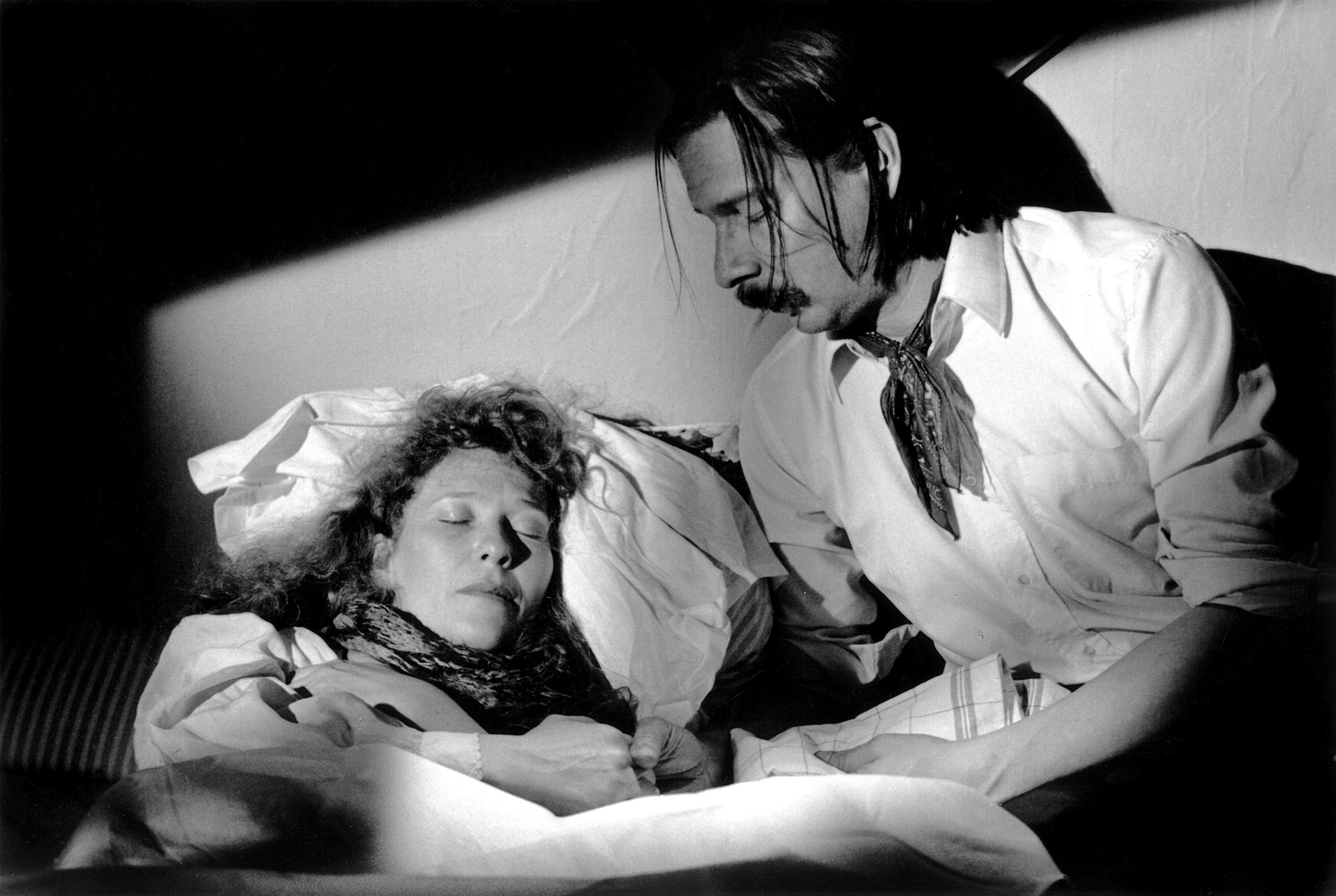 Evelyne Didi and Matti Pellonpää in The Bohemian Life (1992)