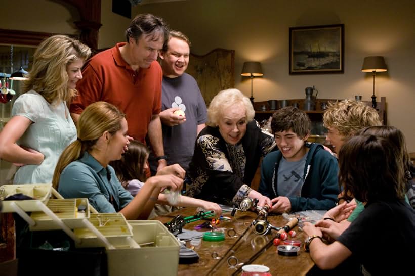 Kevin Nealon, Doris Roberts, Andy Richter, Ashley Tisdale, Gillian Vigman, Carter Jenkins, Ashley Boettcher, Austin Butler, Henri Young, and Regan Young in Aliens in the Attic (2009)