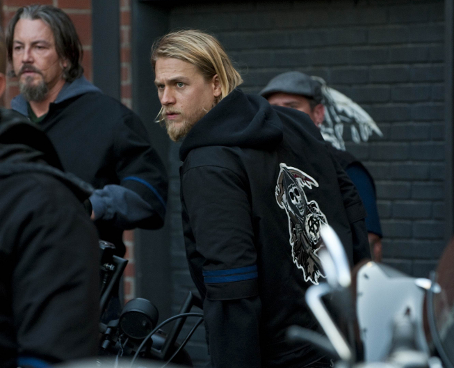 Tommy Flanagan and Charlie Hunnam in Sons of Anarchy (2008)