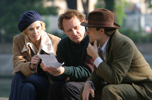 Charlize Theron, John Duigan, and Stuart Townsend in Head in the Clouds (2004)