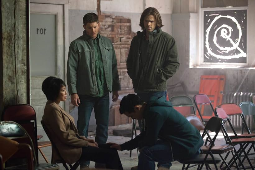 Jensen Ackles, Jared Padalecki, Lauren Tom, and Osric Chau in Sobrenatural (2005)