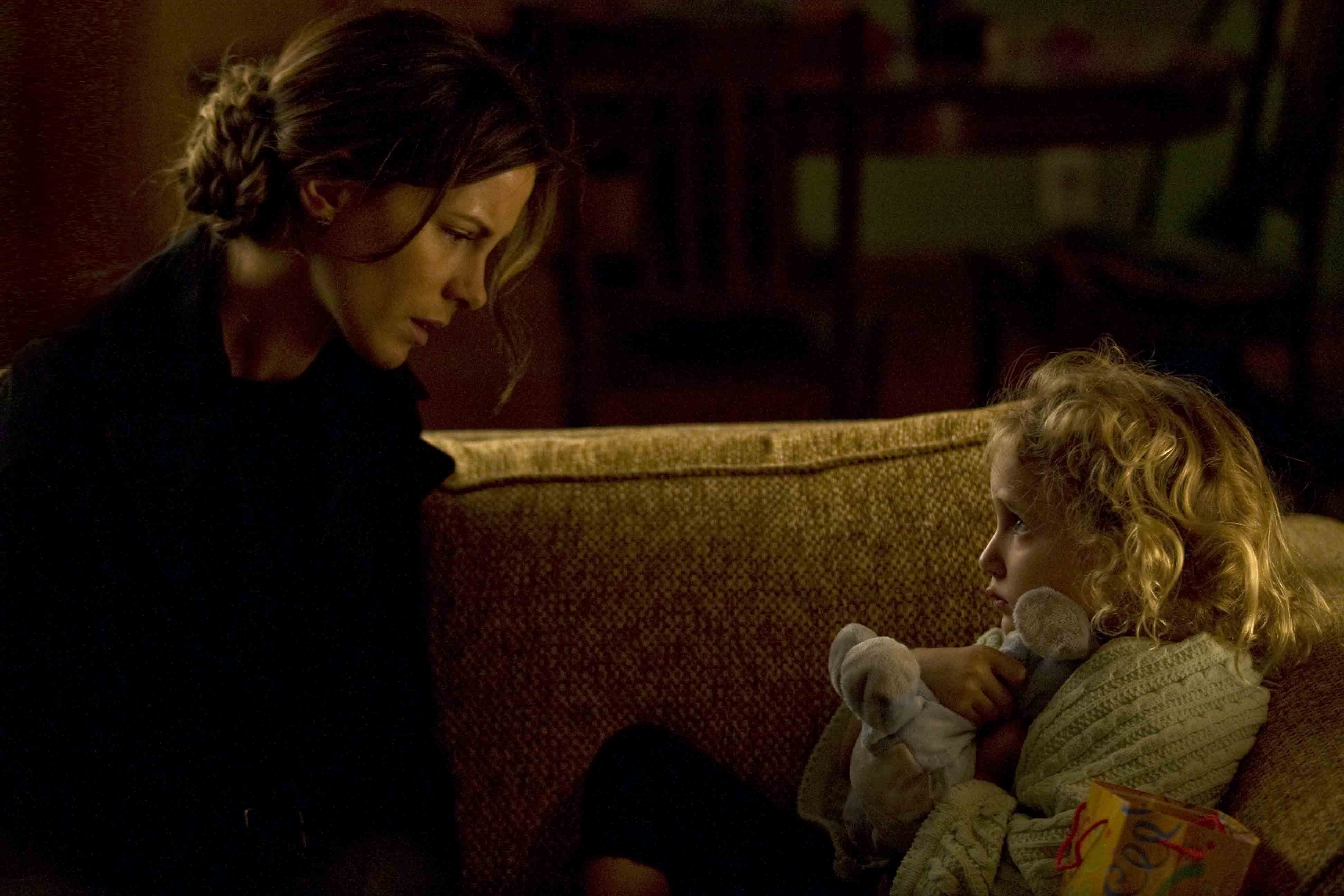 Kate Beckinsale and Ava Kolker in The Trials of Cate McCall (2013)