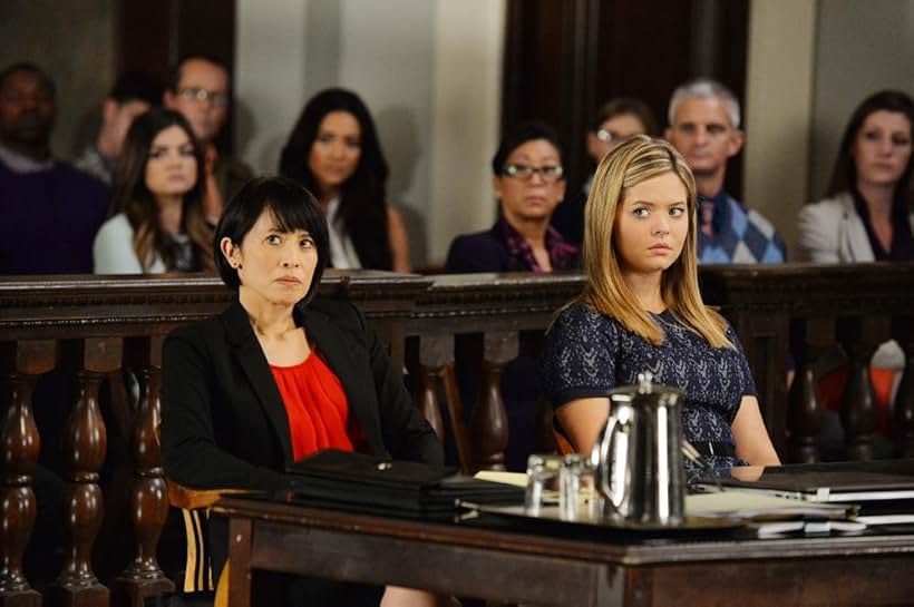 Lauren Tom, Sasha Pieterse, Lucy Hale, and Shay Mitchell in Pequeñas mentirosas (2010)