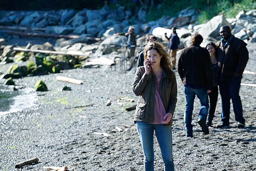 Billy Burke, Kristen Connolly, Alyssa Diaz, and Nonso Anozie in Zoo (2015)