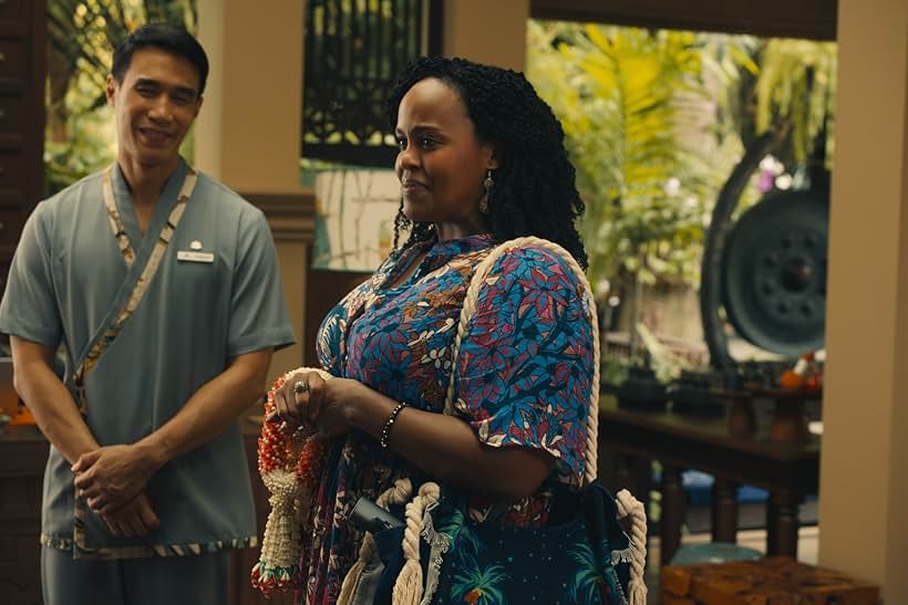 Dom Hetrakul and Natasha Rothwell in The White Lotus (2021)