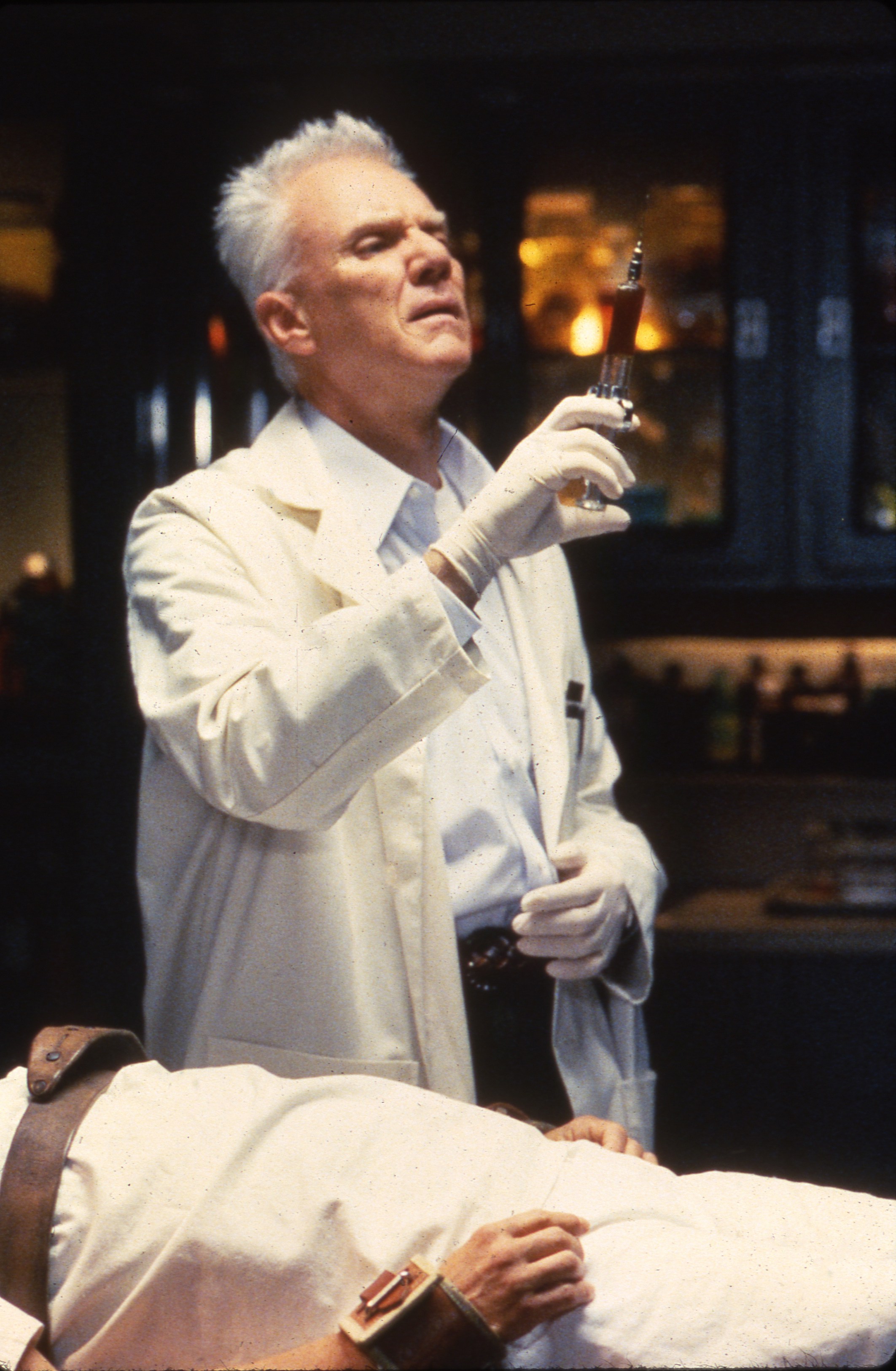 Malcolm McDowell in A Marca da Traição (1996)