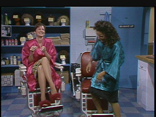 Julia Louis-Dreyfus and Mary Gross in Il Saturday Night Live (1975)