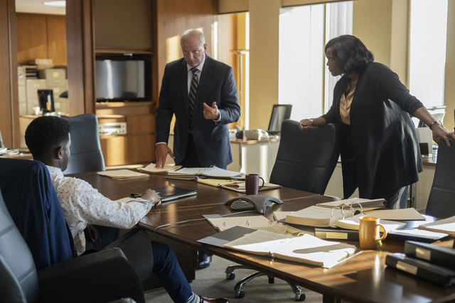 Ken Arnold, Wunmi Mosaku, and Ian Duff in La ciudad es nuestra (2022)