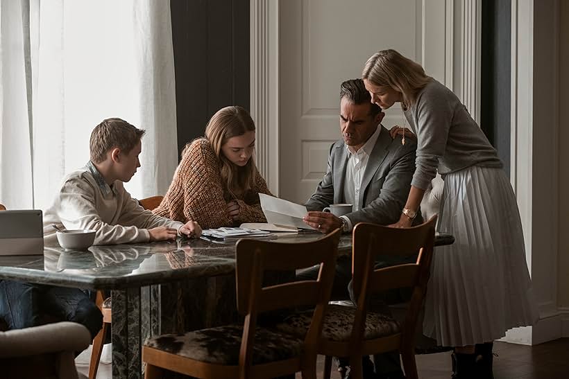 Bobby Cannavale, Naomi Watts, Isabel Gravitt, and Luke David Blumm in The Watcher (2022)