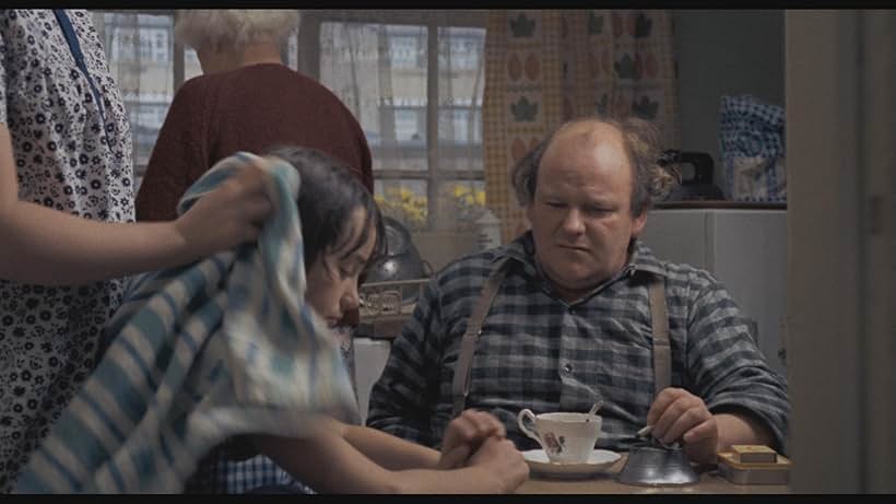 Tracy Hyde and Roy Kinnear in Melody (1971)