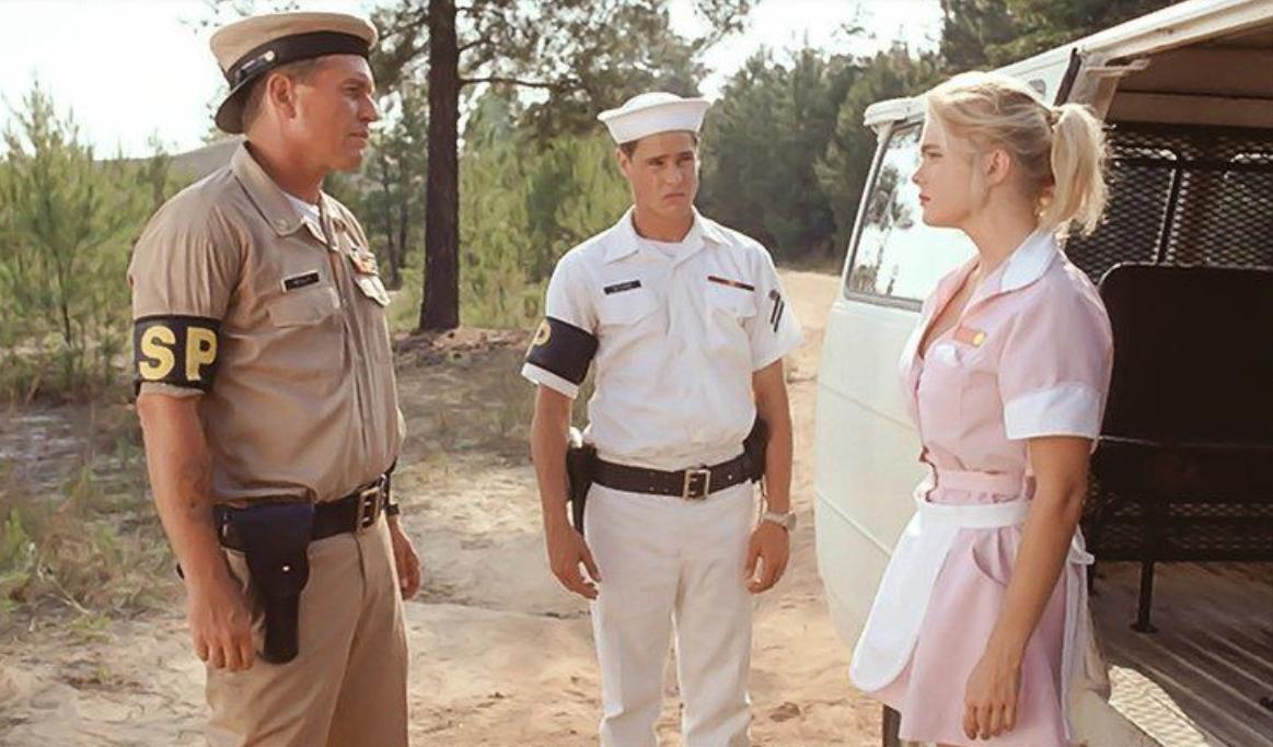 Erika Eleniak, Tom Berenger, and William McNamara in Chasers (1994)