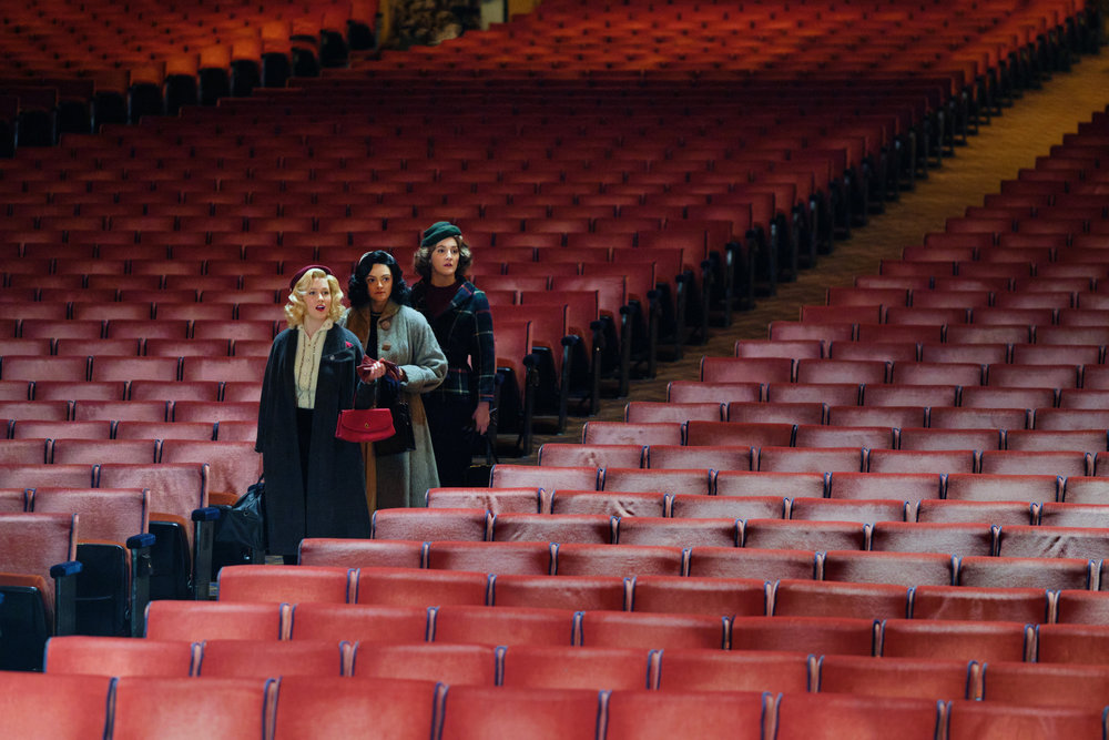 Sara Gallo, Larissa Schmitz, and Ginna Claire Mason in Un Noël à Broadway (2022)