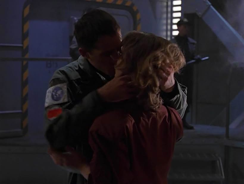 Amanda Douge and Morgan Weisser in Space: guerra estelar (1995)