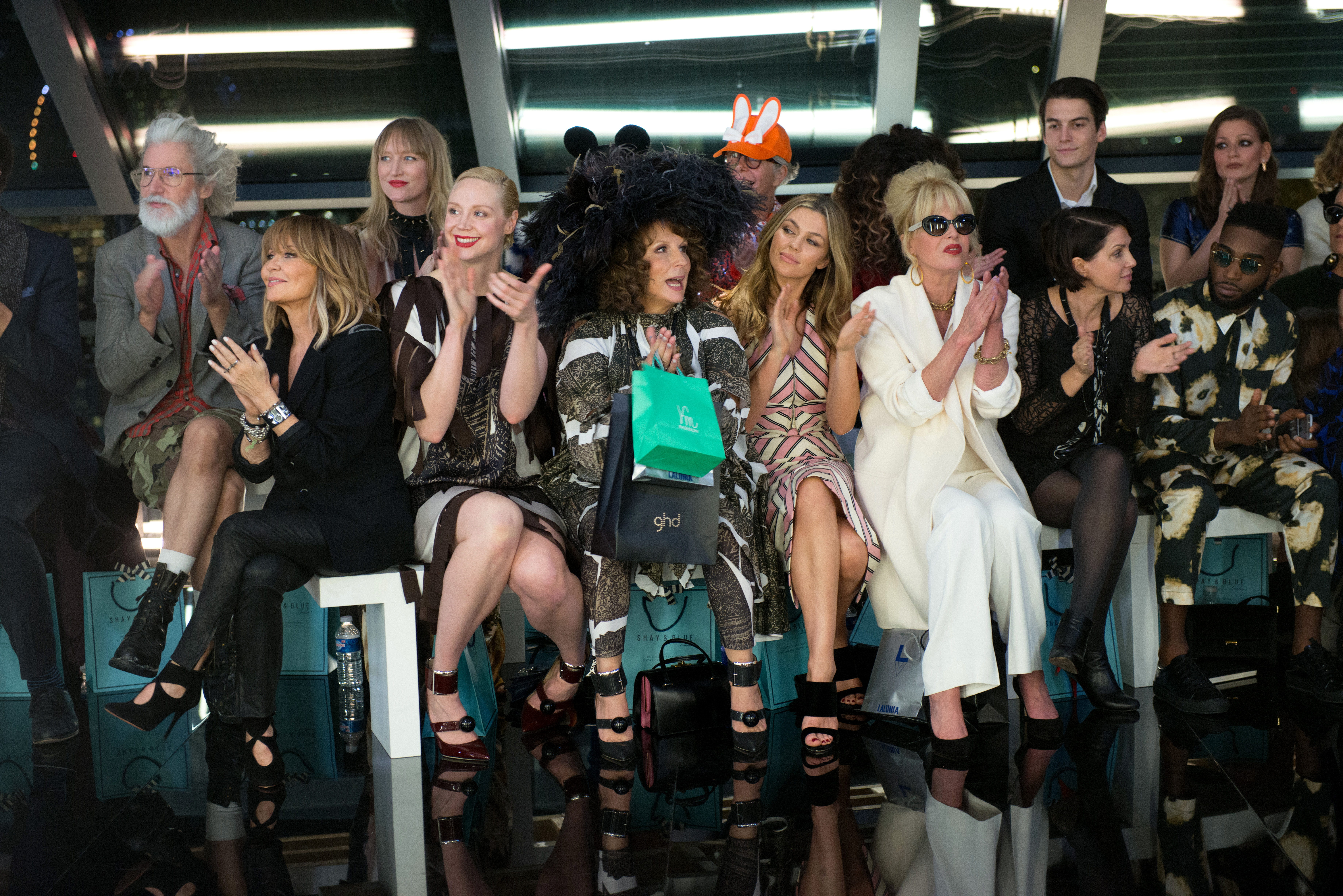 Sadie Frost, Lulu, Joanna Lumley, Jennifer Saunders, Abbey Clancy, Tinie Tempah, and Gwendoline Christie in Absolutely Fabulous: O Filme (2016)