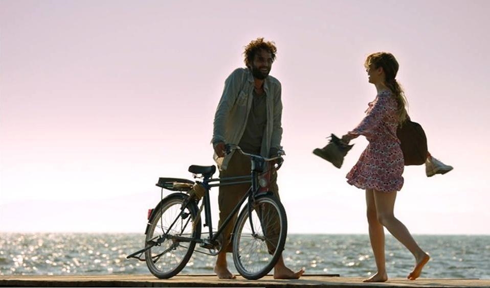 Özgün Çoban and Burcu Biricik in Far Away Too Close (2016)