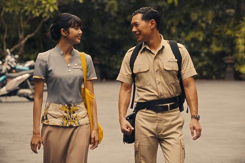 Tayme Thapthimthong and Lalisa Manoban in The White Lotus (2021)