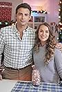 Alexa PenaVega and Jonathan Bennett in Navidades por encargo (2018)