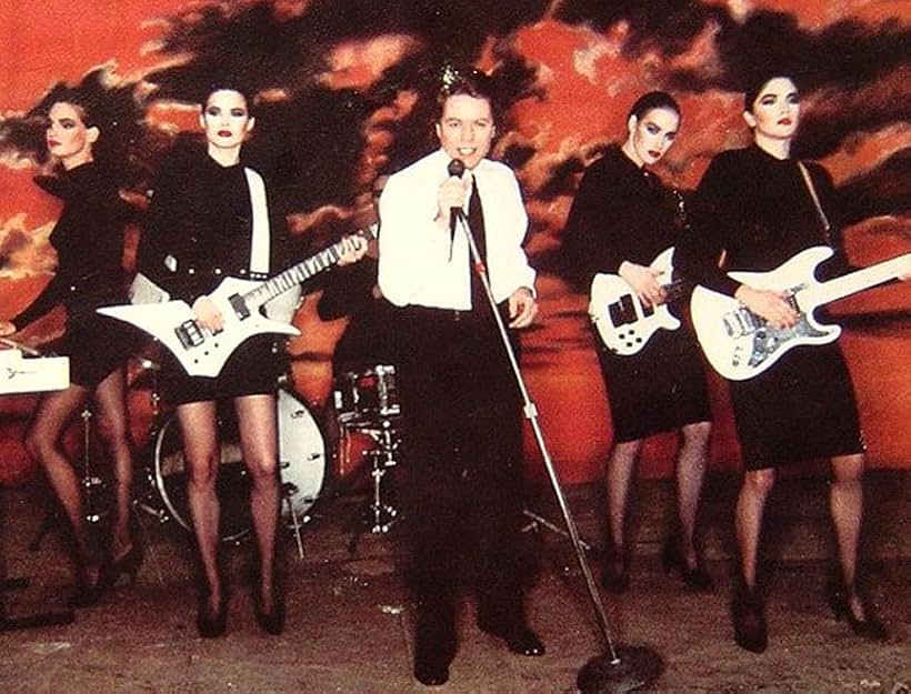 Kathy Davies, Mak Gilchrist, Robert Palmer, Julia Bolino, Julie Pankhurst, and Patty Kelly in Robert Palmer: Addicted to Love (1986)