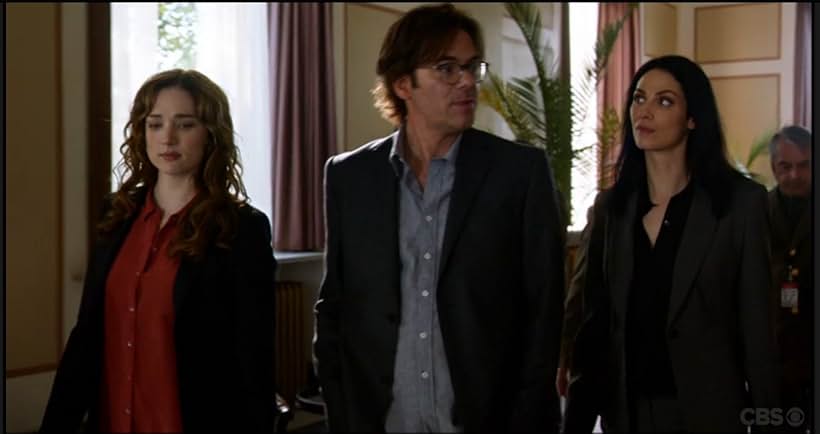 Billy Burke, Joanne Kelly, and Kristen Connolly in Zoo (2015)