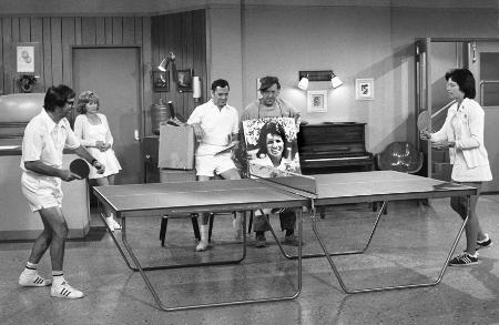 "Odd Couple, The" Bobby Riggs, Tony Randall, Jack Klugman, and Billie Jean King on the set, 1973