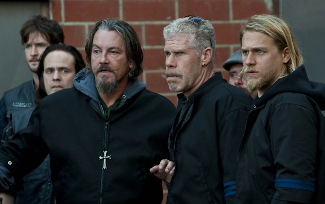 Ron Perlman, Tommy Flanagan, Charlie Hunnam, and Arie Verveen in Sons of Anarchy (2008)