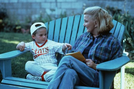 Gena Rowlands and Jake Lloyd in Unhook the Stars (1996)