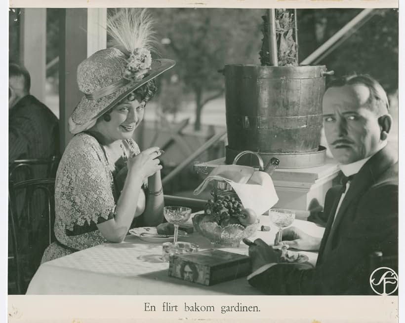 Maritta Marke and Ragnar Widestedt in Lyckans gullgossar (1932)