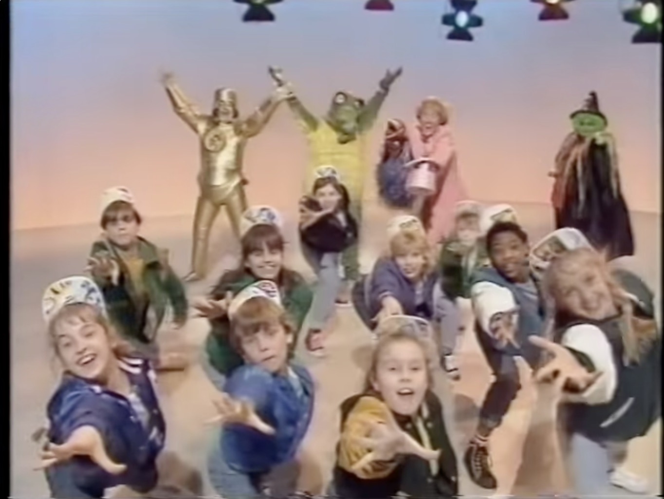 Rod Hull, Carol Lee Scott, Abbie Shilling, Cassie Shilling, Freddie Stevens, Nicholas Pinnock, David L. Tate, Danny Hosier, Sarah-Lee Stone, Tammy Smallworth, Daryl Peck, Gianni Fuccio, Kelly Rossiter, and Claire Stock in Emu's Wide World (1987)