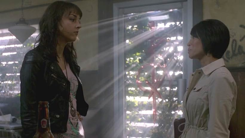 Lauren Tom and Cyrina Fiallo in Sobrenatural (2005)