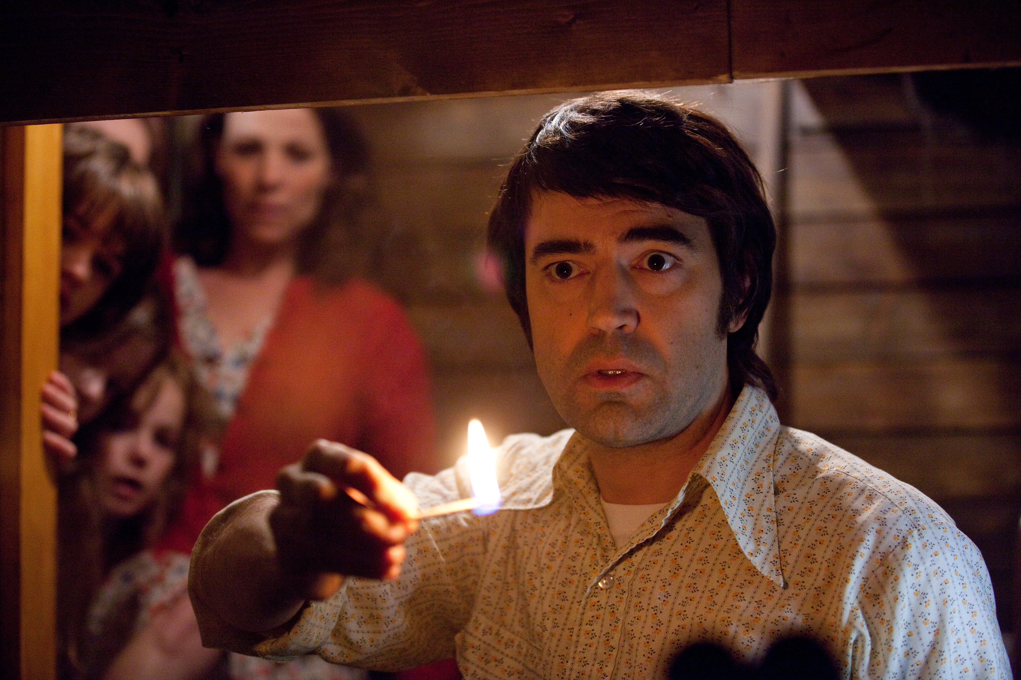 Lili Taylor, Ron Livingston, Joey King, and Kyla Deaver in The Conjuring (2013)