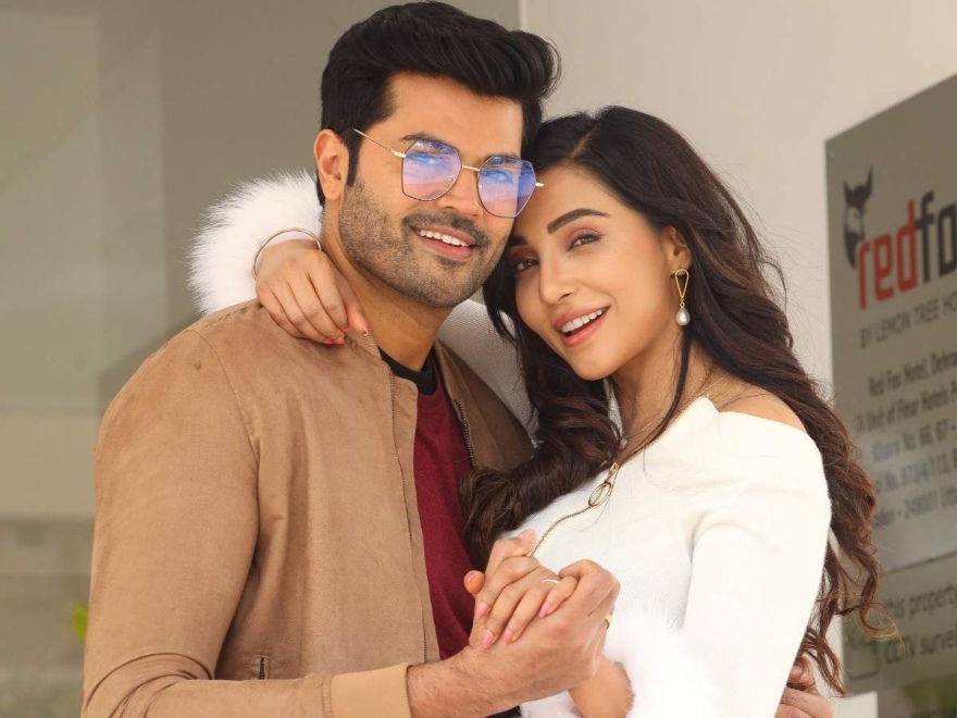 Ganesh Venkatraman and Parvati Nair in Unpaarvayil (2022)