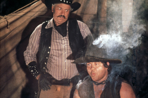 Slim Pickens and Alex Karras in Locura en el oeste (1974)