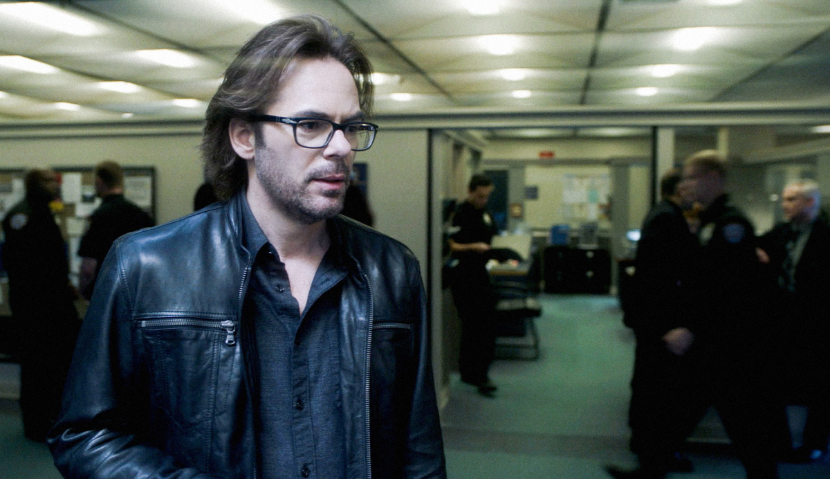 Billy Burke in Zoo (2015)