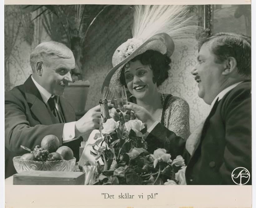 Erik 'Bullen' Berglund, Maritta Marke, and Sigurd Wallén in Lyckans gullgossar (1932)