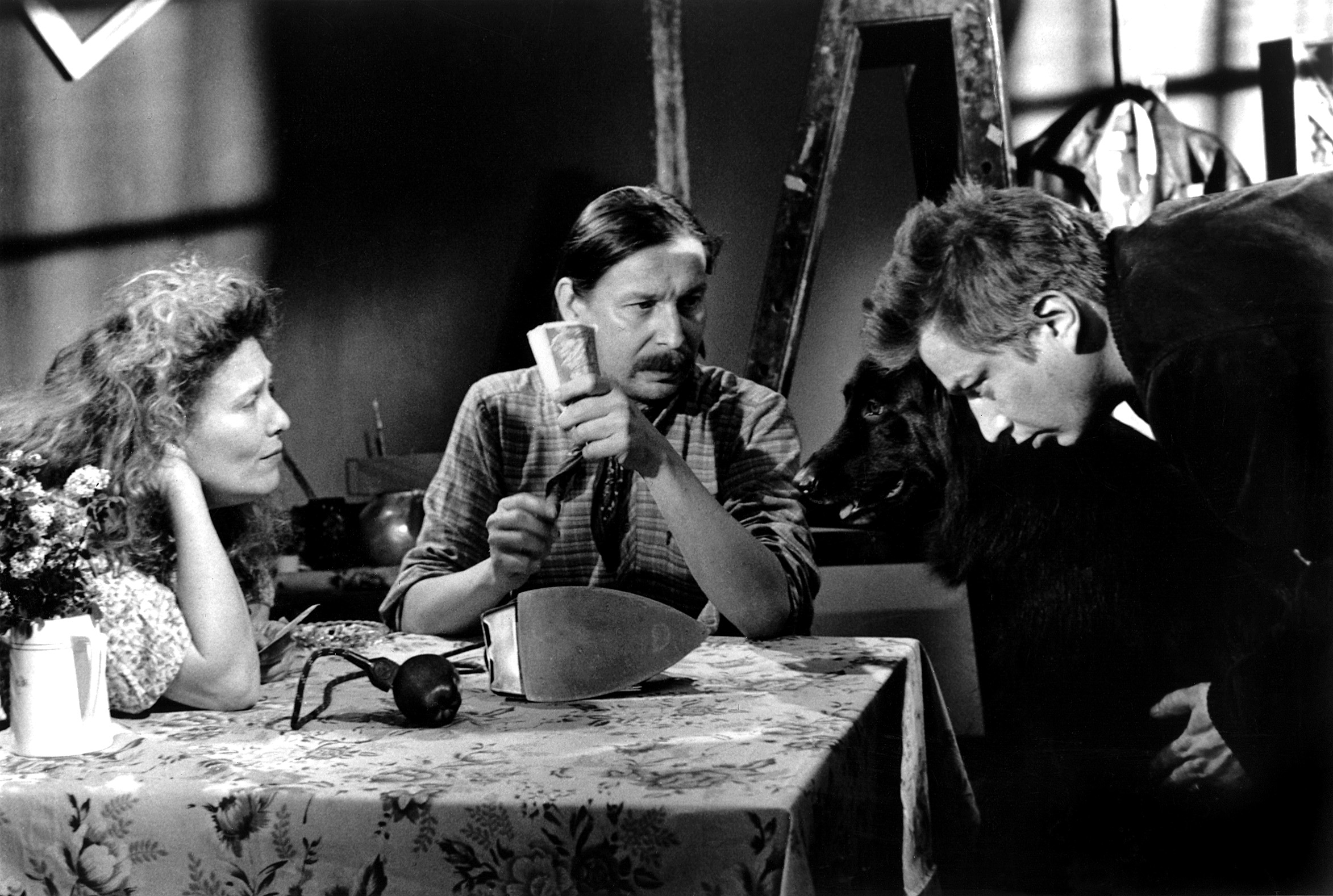 Evelyne Didi, Aki Kaurismäki, and Matti Pellonpää in The Bohemian Life (1992)