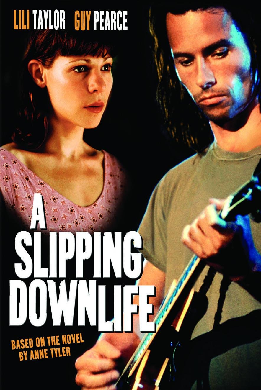 Lili Taylor and Guy Pearce in A Slipping-Down Life (1999)