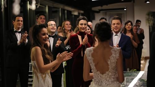 Merve Çagiran, Burak Ceylan, Burcu Türünz, Basar Dogusoy, and Selahattin Pasali in Heartbeat (2017)