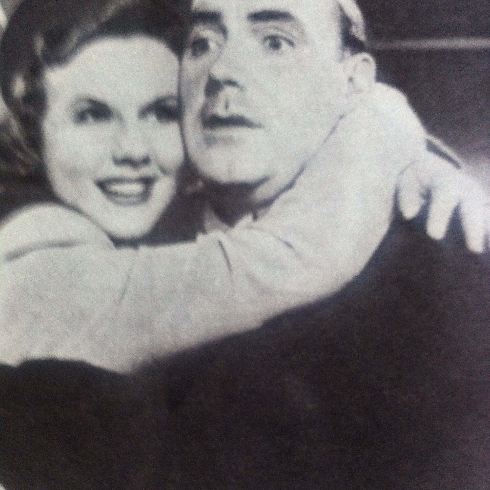 Deanna Durbin and Pat O'Brien in La hermanita del mayordomo (1943)