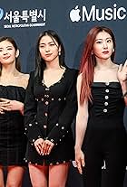 Itzy, Hwang Yeji, Choi Ji-su, Shin Yu-na, Lee Chae-ryeong, and Shin Ryu-jin