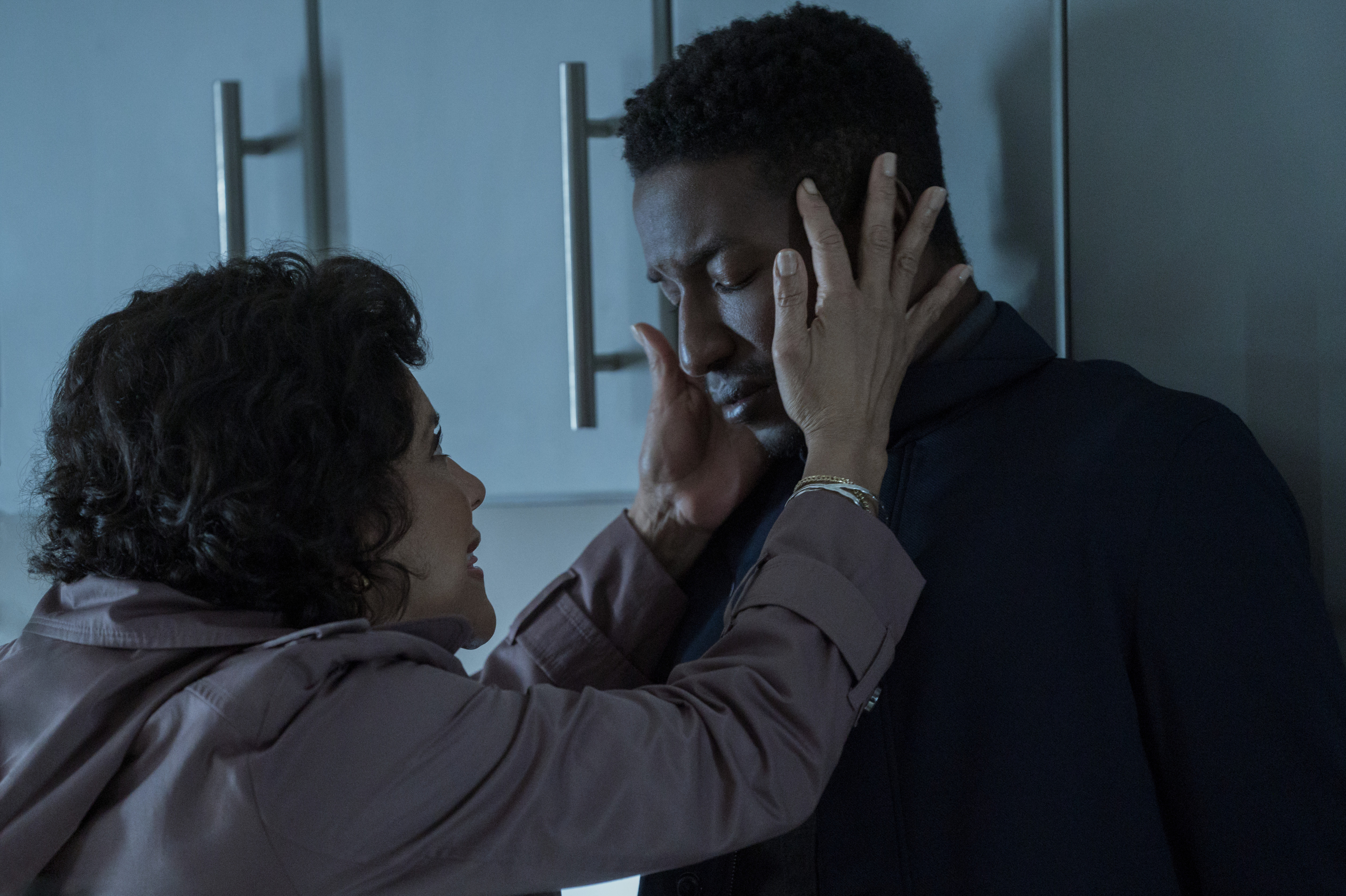 Phylicia Rashad and Mamoudou Athie in La caja negra (2020)