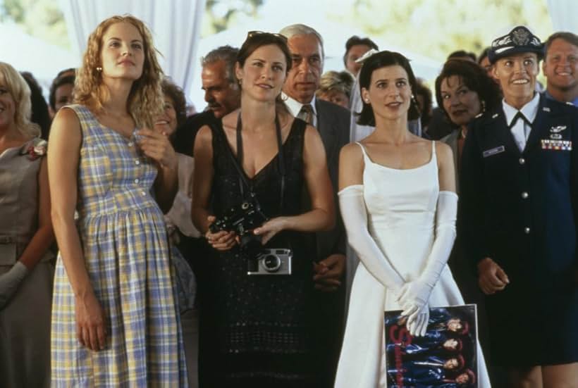 Amy Brenneman, Perrey Reeves, and Bridgette Wilson-Sampras in The Suburbans - Ricordi ad alta fedeltà (1999)