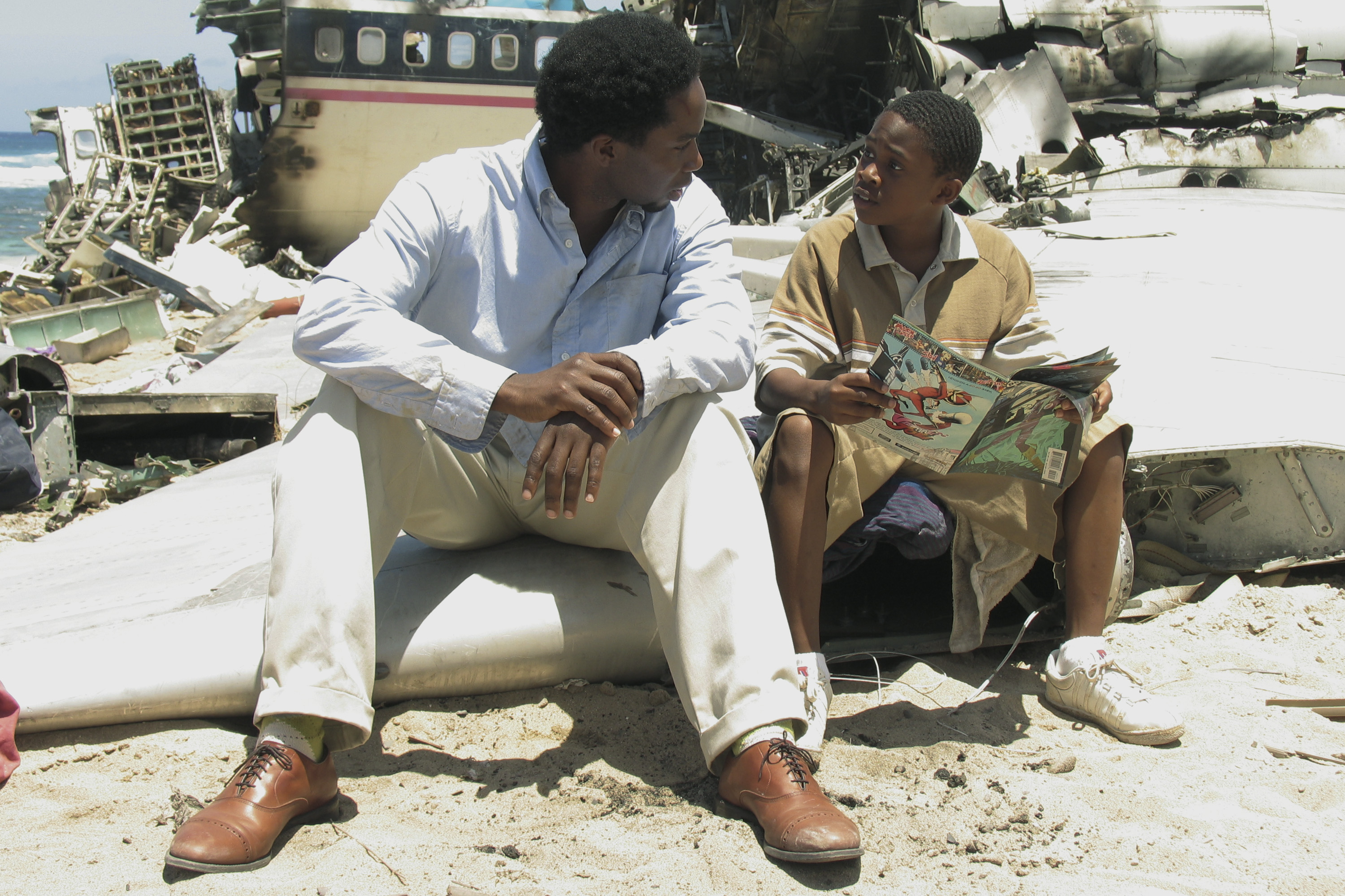 Harold Perrineau and Malcolm David Kelley in Lost (2004)