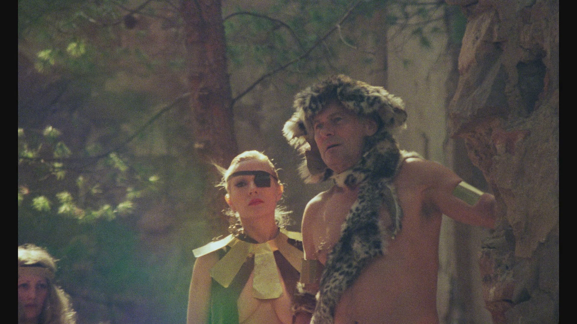 William Berger and Eva León in Les amazones du temple d'or (1986)