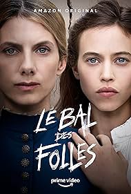 Mélanie Laurent and Lou de Laâge in O Baile das Loucas (2021)