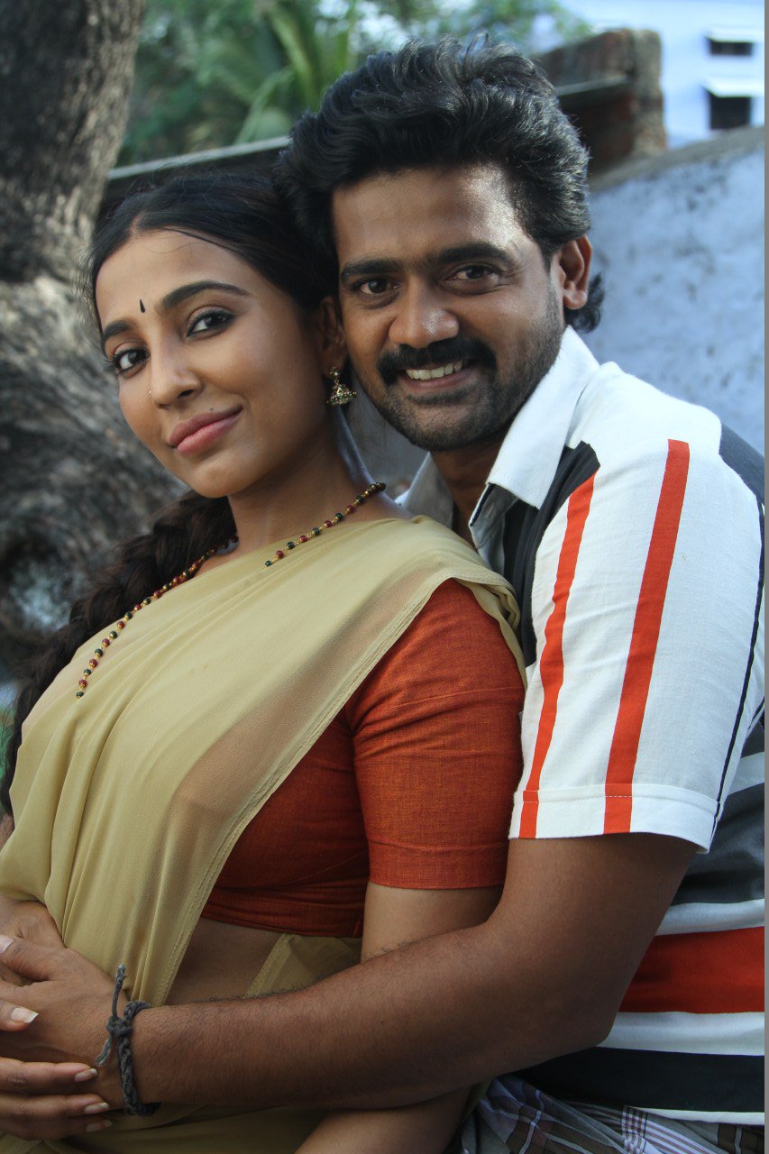 Parvati Nair and Rajaj in Enkitta Mothathe (2017)