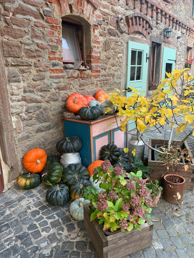 Vierseitenhof im Herbst